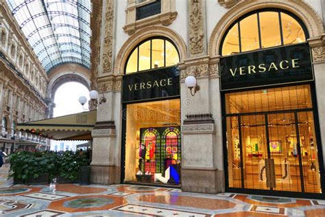 negozi versace vicino a me